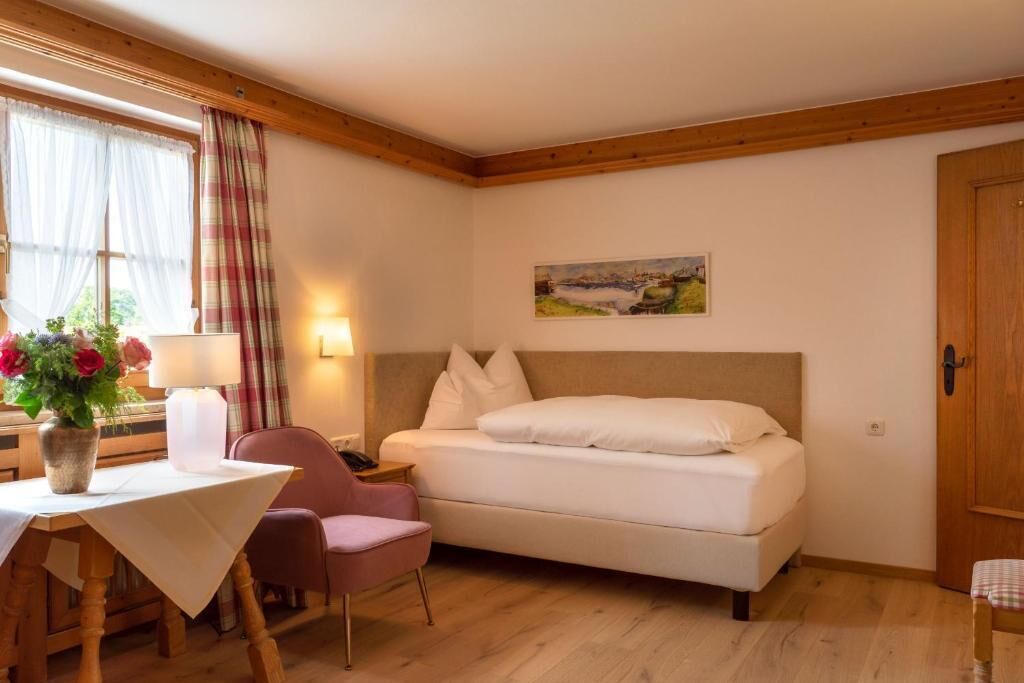 Yhden hengen comfort-huone | Tallelokero huoneessa, pimennysverhot, äänieristys, silitysrauta/-lauta