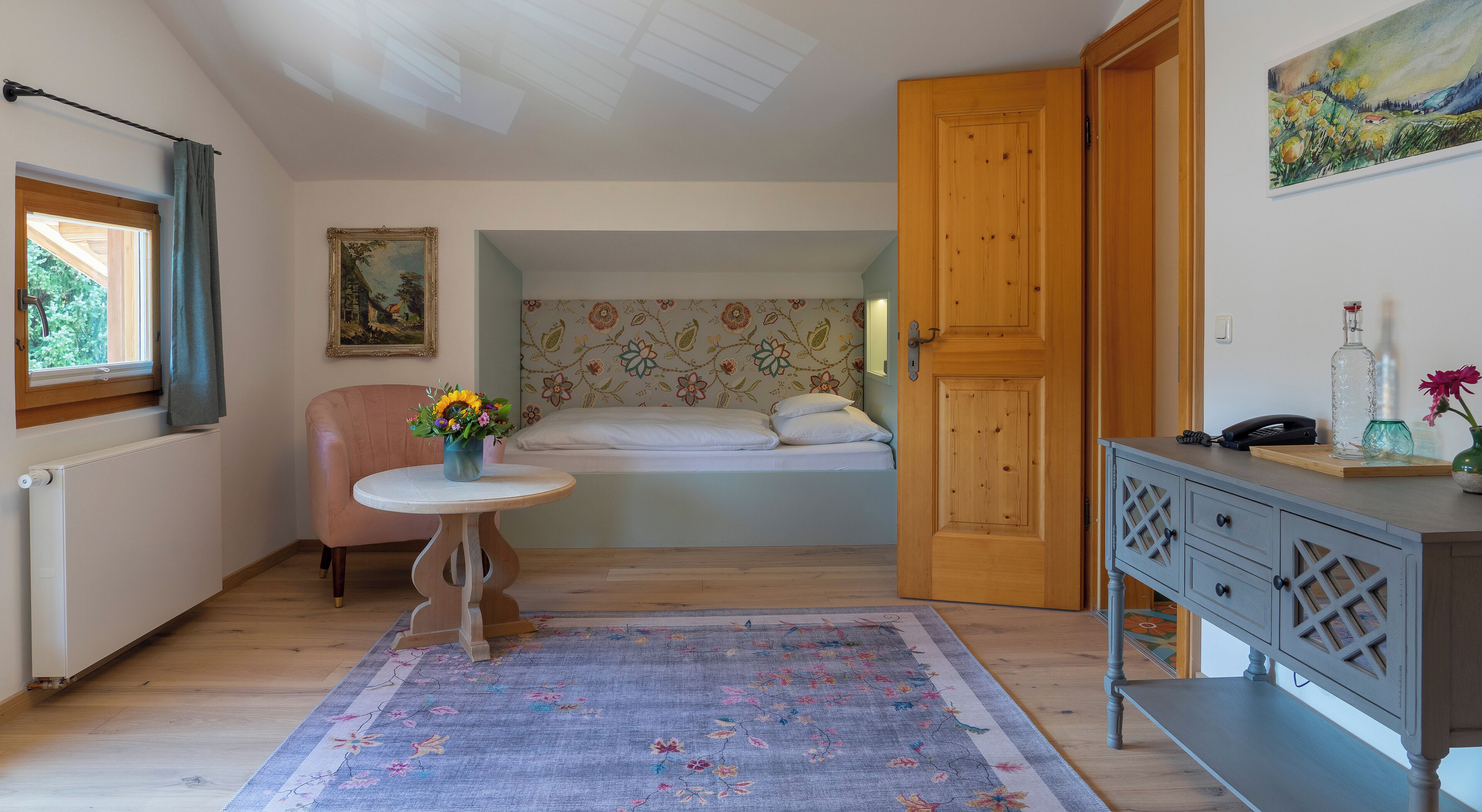 Yhden hengen huone | Tallelokero huoneessa, pimennysverhot, äänieristys, silitysrauta/-lauta