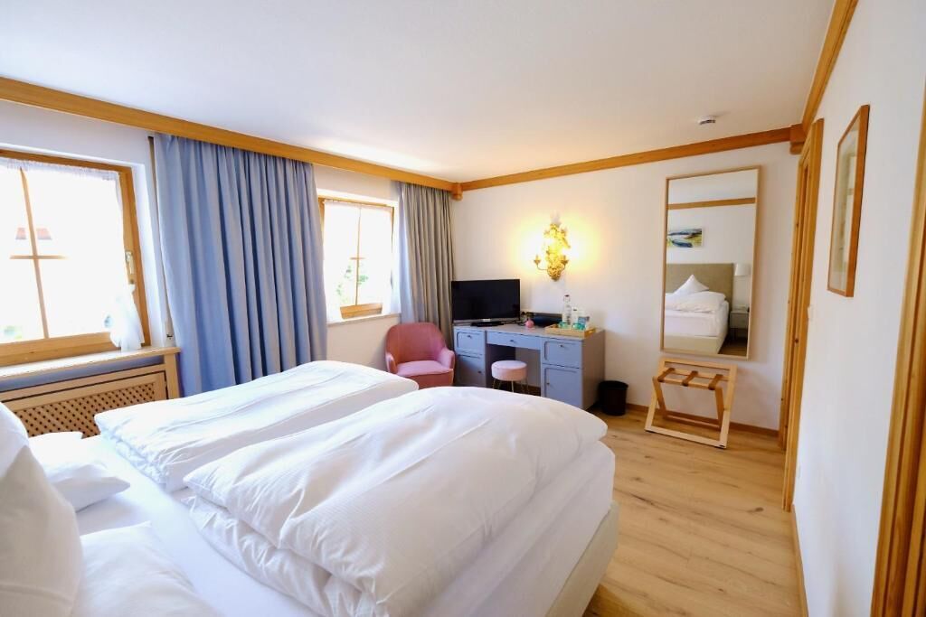 Kahden hengen comfort-huone, vuoristonäköala | Tallelokero huoneessa, pimennysverhot, äänieristys, silitysrauta/-lauta