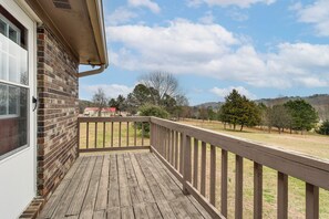 Interior - Spacious Fishing Getaway by Lake Guntersville! (Scottsboro)