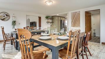 House (5 Bedrooms) | Interior