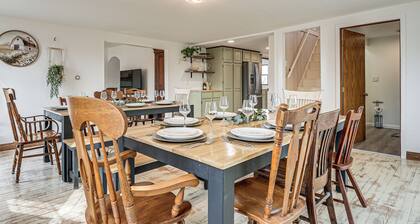 Bridal Parties Welcome! Spacious Home in Athens