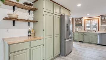 House (5 Bedrooms) | Interior