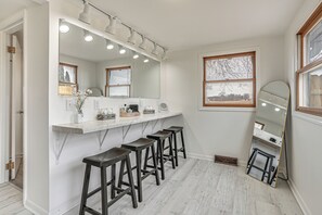 House (5 Bedrooms) | Interior - Bridal Parties Welcome! Spacious Home in Athens (Athens)