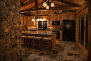 Private kitchen - Charming 3-bedroom hand-hewn LOG cabin perfect for relaxing/cozy getaway (Aitkin)