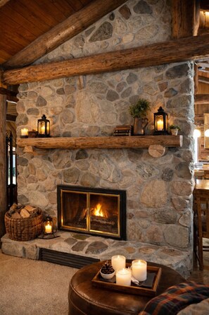 Interior - Charming 3-bedroom hand-hewn LOG cabin perfect for relaxing/cozy getaway (Aitkin)