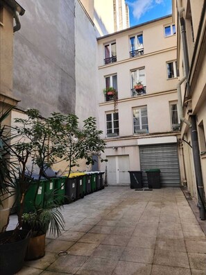 Property grounds - Paris Bleu Apartment : Faubourg Saint-Denis | Walk to Metro (Paris)