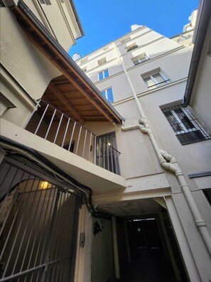 Exterior detail - Paris Bleu Apartment : Faubourg Saint-Denis | Walk to Metro (Paris)