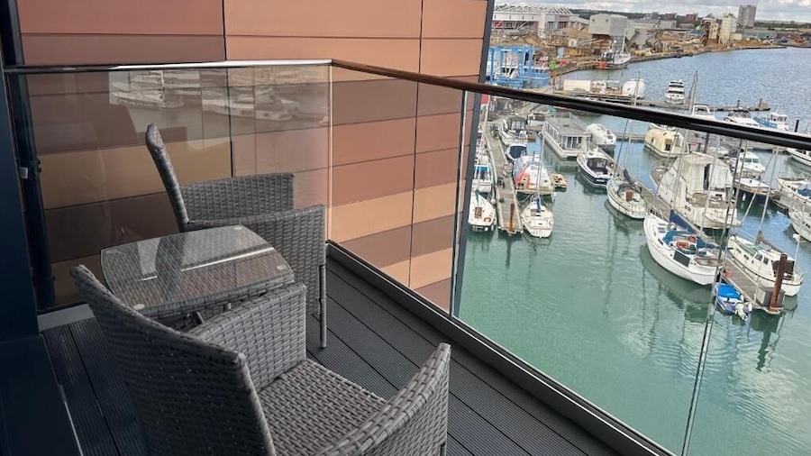 2 bed 2 Bath Waterfront Luxury Apartment