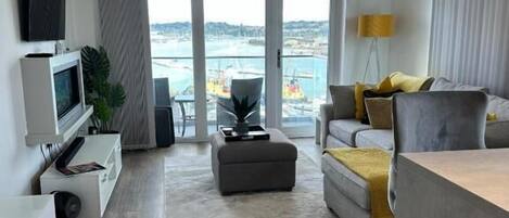 Apartment, 2 Bedrooms, Fireplace | Room amenity