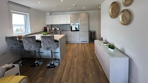 Private kitchen - 2 bed 2 Bath Waterfront Luxury Apartment (Southampton)