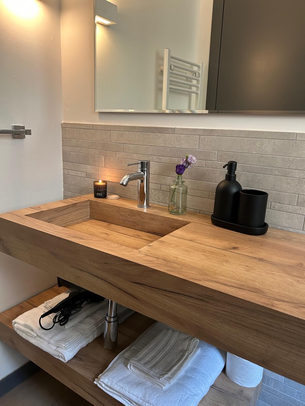 Dusche, Haartrockner, Bidet, Handtücher