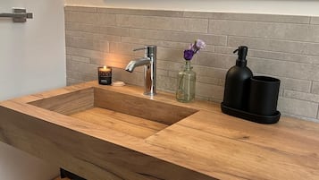 Dusche, Haartrockner, Bidet, Handtücher