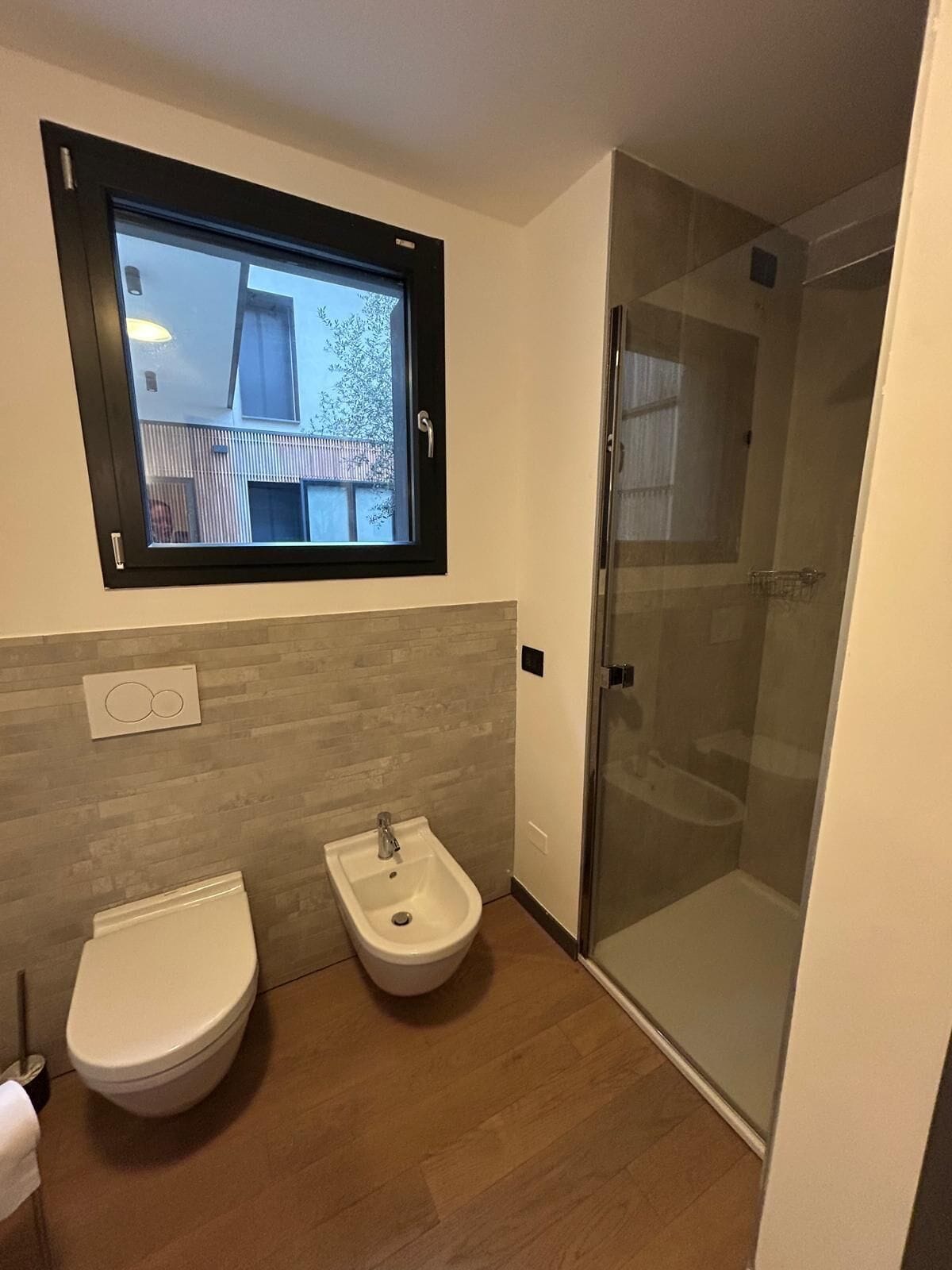 Dusche, Haartrockner, Bidet, Handtücher