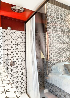 Junior Suite, Balcony, Sea View | Bathroom | Hair dryer, slippers, towels, soap - Sette Stelle Suites (Napoli)