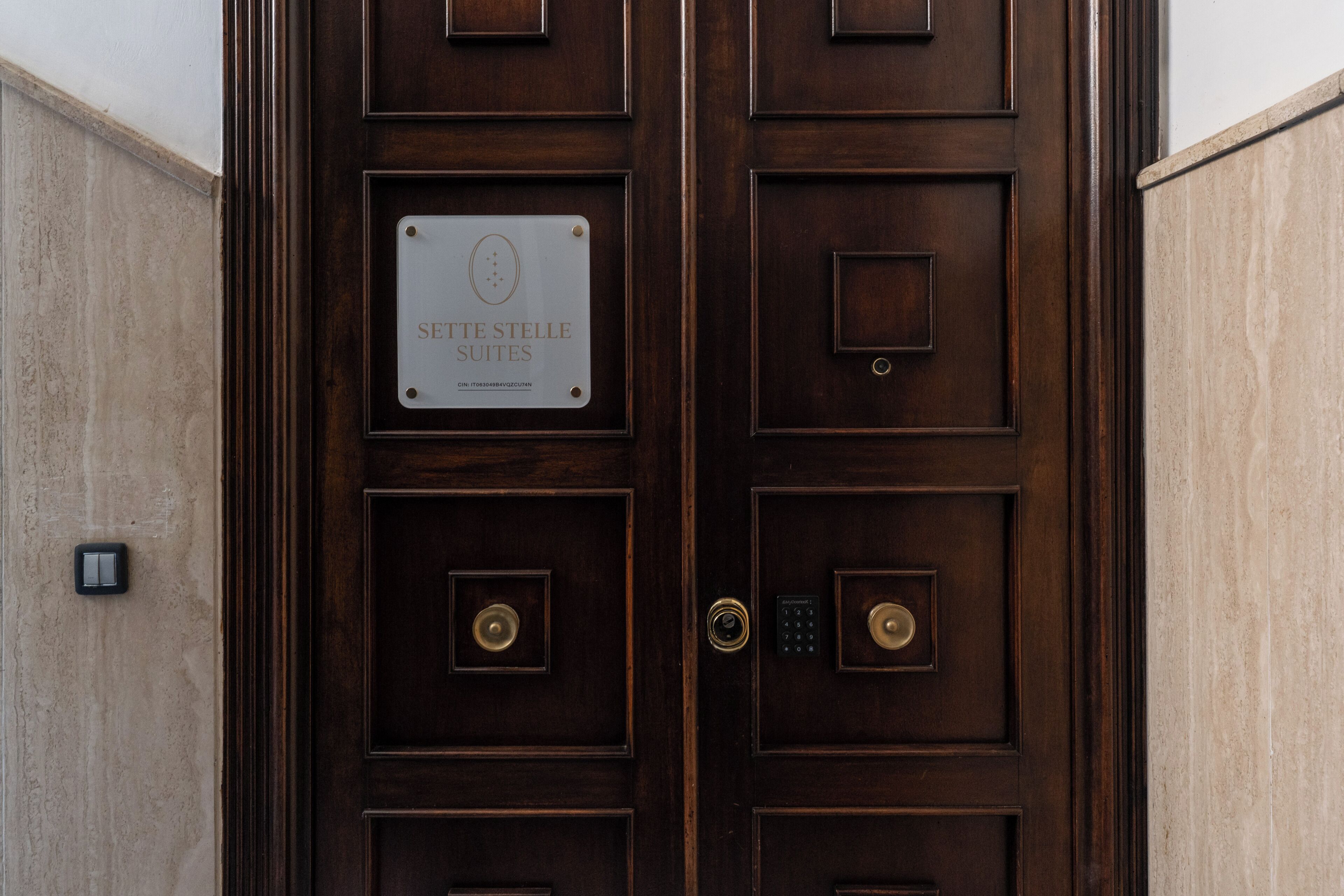 Uma porta dupla de madeira com uma placa que diz 'Stelle Stalles'.
