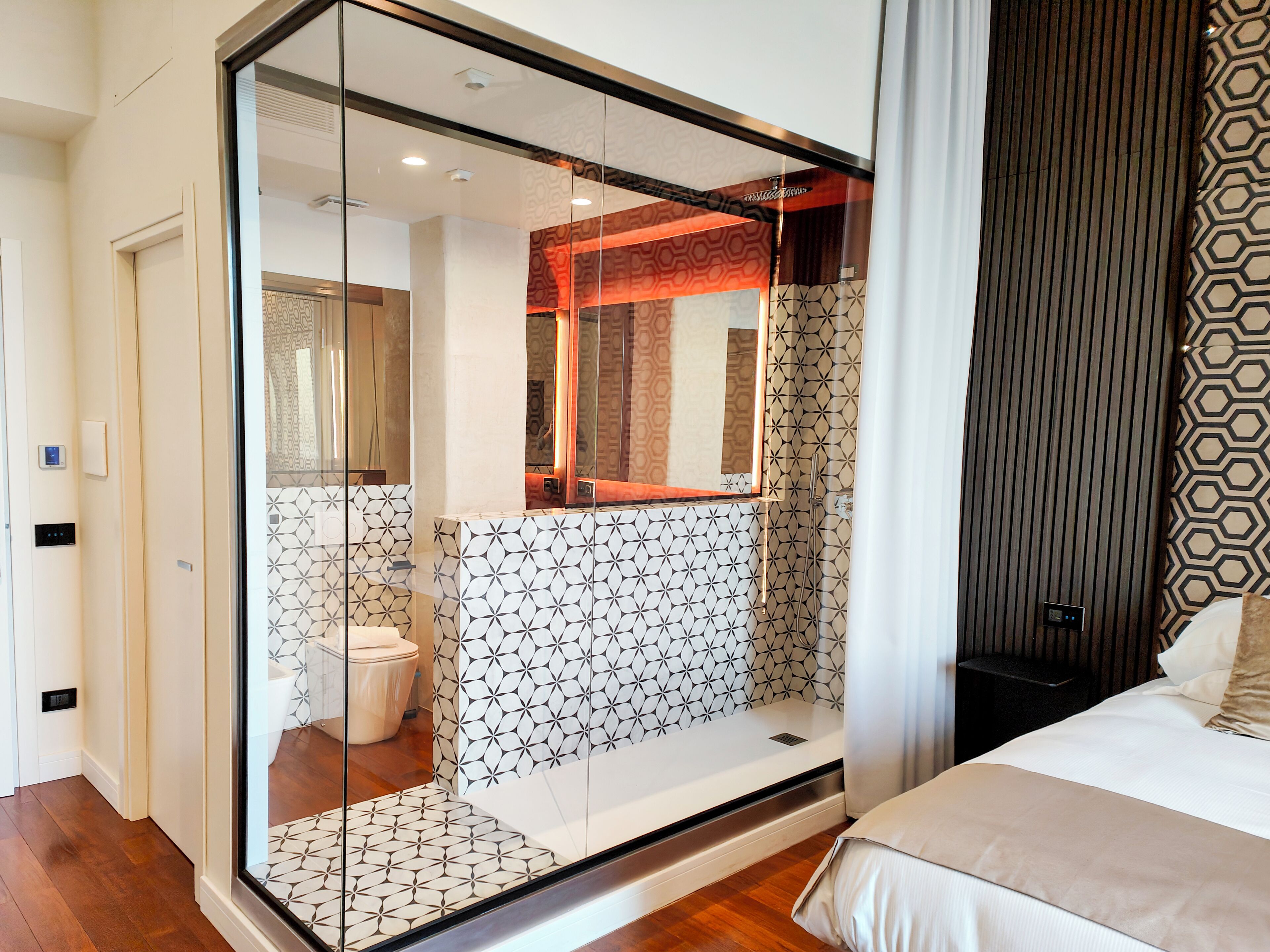 Suíte estúdio júnior, sacada, vista para o mar | Escrivaninha, espaço de trabalho para notebook, cortinas blackout