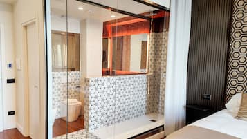 Suíte estúdio júnior, sacada, vista para o mar | Escrivaninha, espaço de trabalho para notebook, cortinas blackout