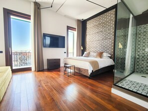 Superior Studio Suite, Sea View | Desk, laptop workspace, blackout drapes, soundproofing - Sette Stelle Suites (Naples)