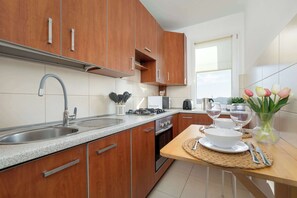 Køleskab, mikrobølgeovn, ovn, kogeplade