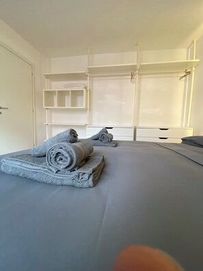 2 chambres, fer et planche à repasser, Wi-Fi, draps fournis