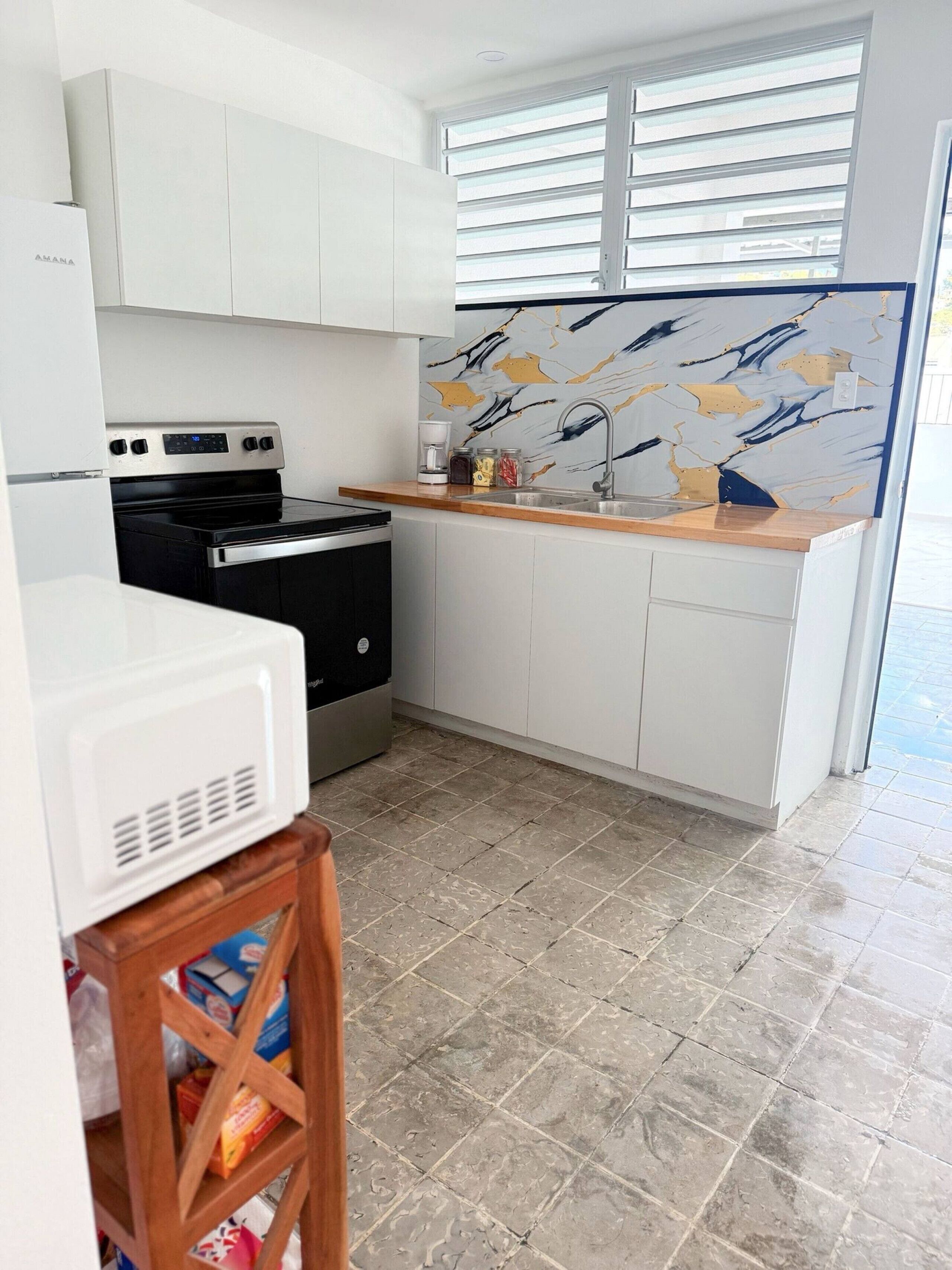 Refrigerador, microondas, placa de cocina, cafetera/tetera