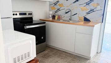 Refrigerador, microondas, placa de cocina, cafetera/tetera