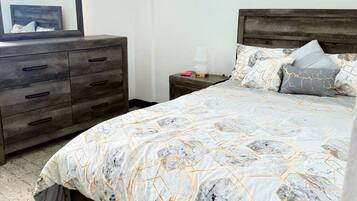 Caja de seguridad en la habitación y tabla de planchar con plancha