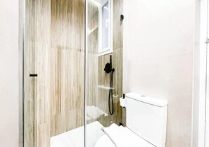 Ducha, secador de pelo, toallas y jabón