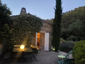 Outdoor dining - Maison des cigales - Paradise setting (Saumane-de-Vaucluse)