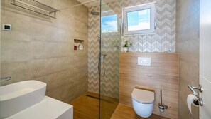 Haartrockner, Handtücher, Seife, Toilettenpapier
