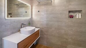 Haartrockner, Handtücher, Seife, Toilettenpapier