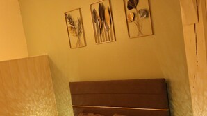 Una camera da letto con un letto, due comodini e decorazioni alle pareti.