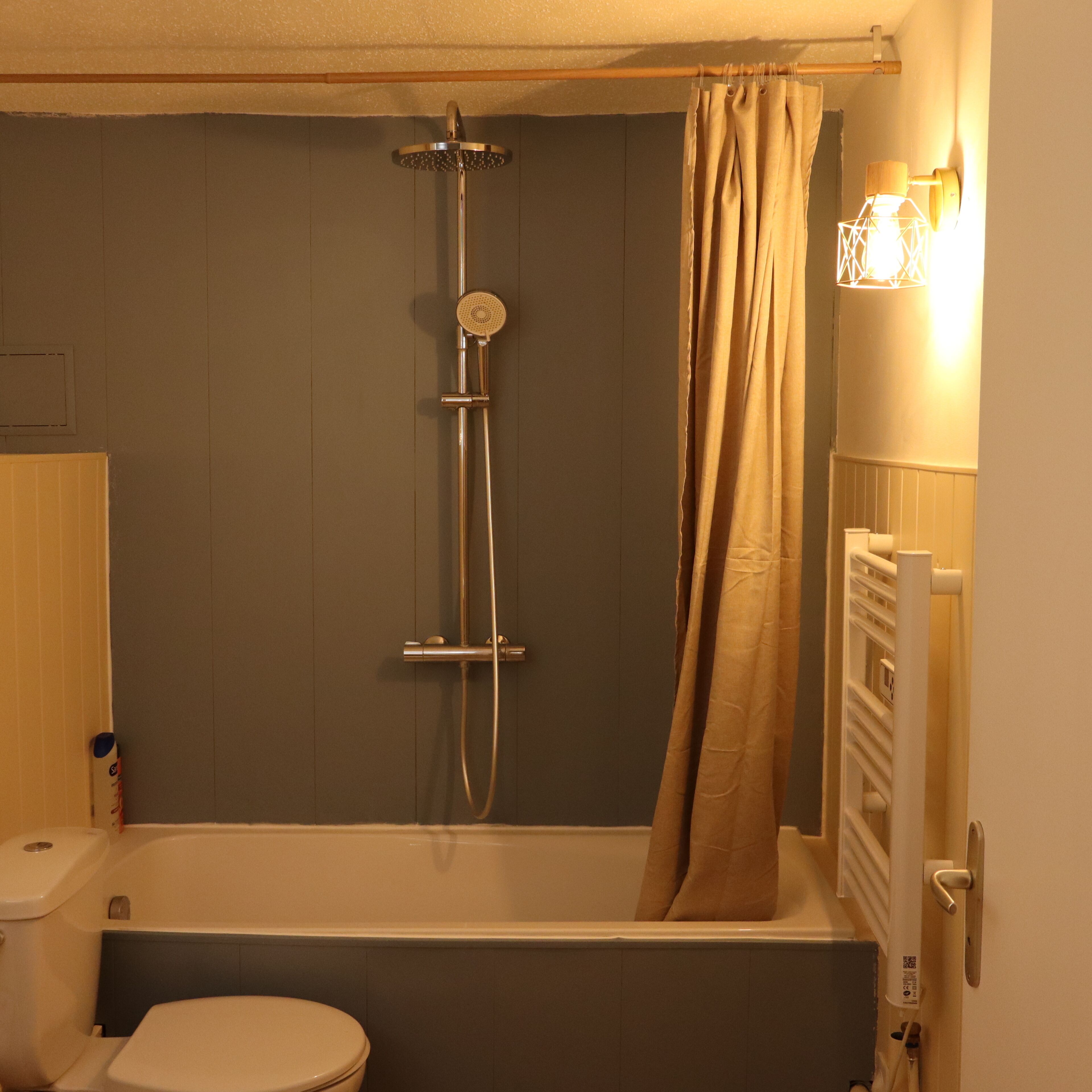 Sèche-cheveux, serviettes fournies, savon, papier toilette