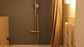 Sèche-cheveux, serviettes fournies, savon, papier toilette