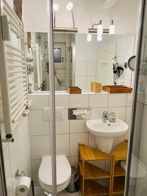 تجهيزات دش، مجففات شعر، مناشف، ورق حمّام