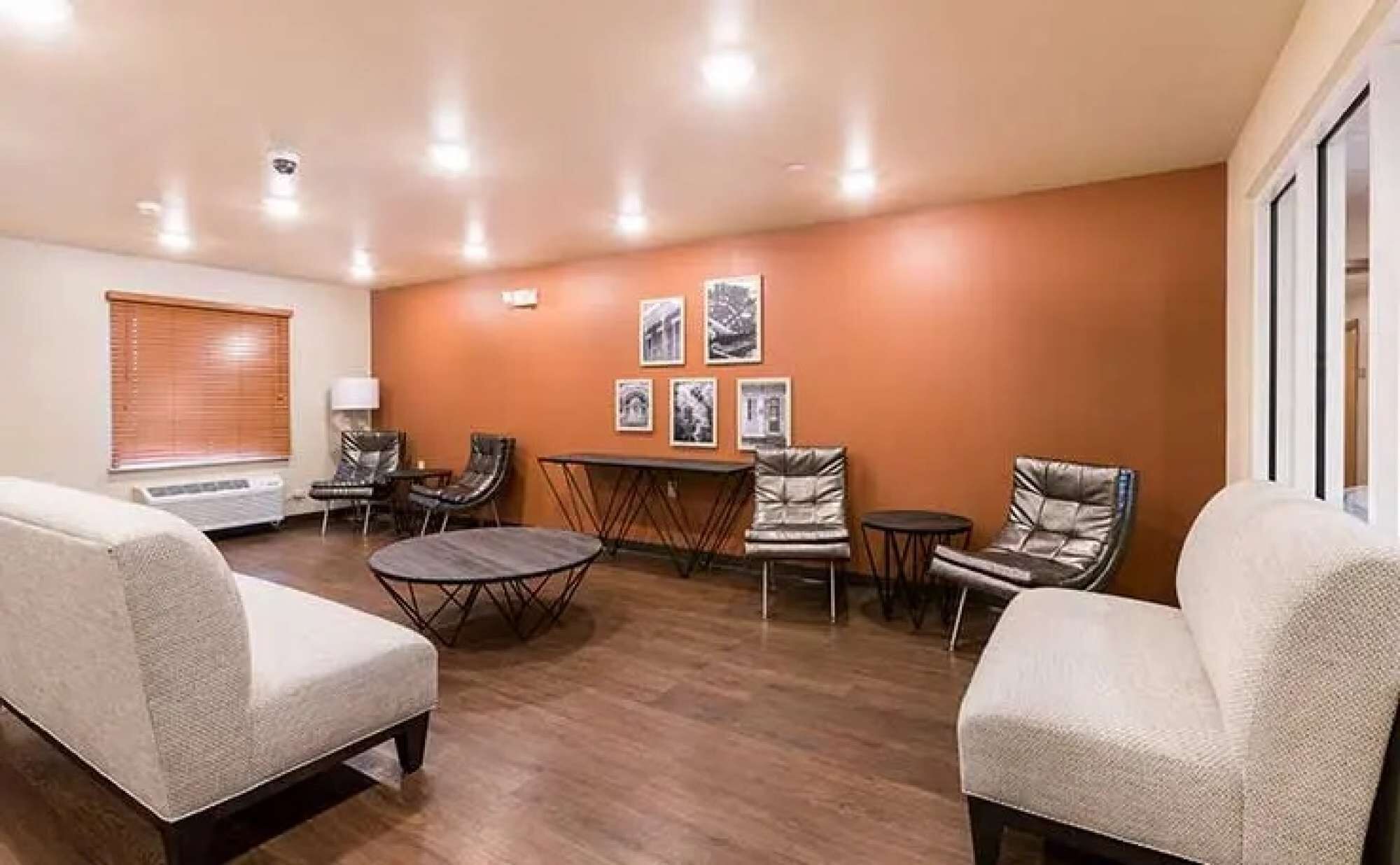 Minutes From The Airport + Queen W/ Kitchen - Lafayette, LA