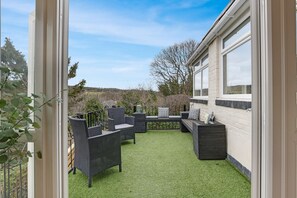 Un patio con mobili da esterno e vista sulla campagna.
