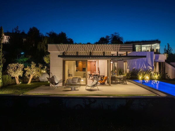 A modern house with a patio, outdoor seating, and a swimming pool. - Villa GA A Luxury 3BR With Sauna and Pool (Ishëm)