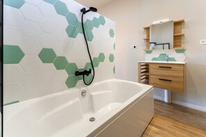 Shower, hair dryer, towels