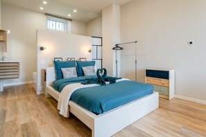 A modern bedroom with a bed, bedside tables, a wardrobe, and a window. - Holiday Home 'La halte provençale - Cocooning' with Private Terrace, Wi-Fi & Air Conditioning (Châteaurenard)