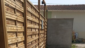 A fenced outdoor area with a gravel path leading to a building. - Holiday Home 'La halte provençale - Cocooning' with Private Terrace, Wi-Fi & Air Conditioning (Châteaurenard)