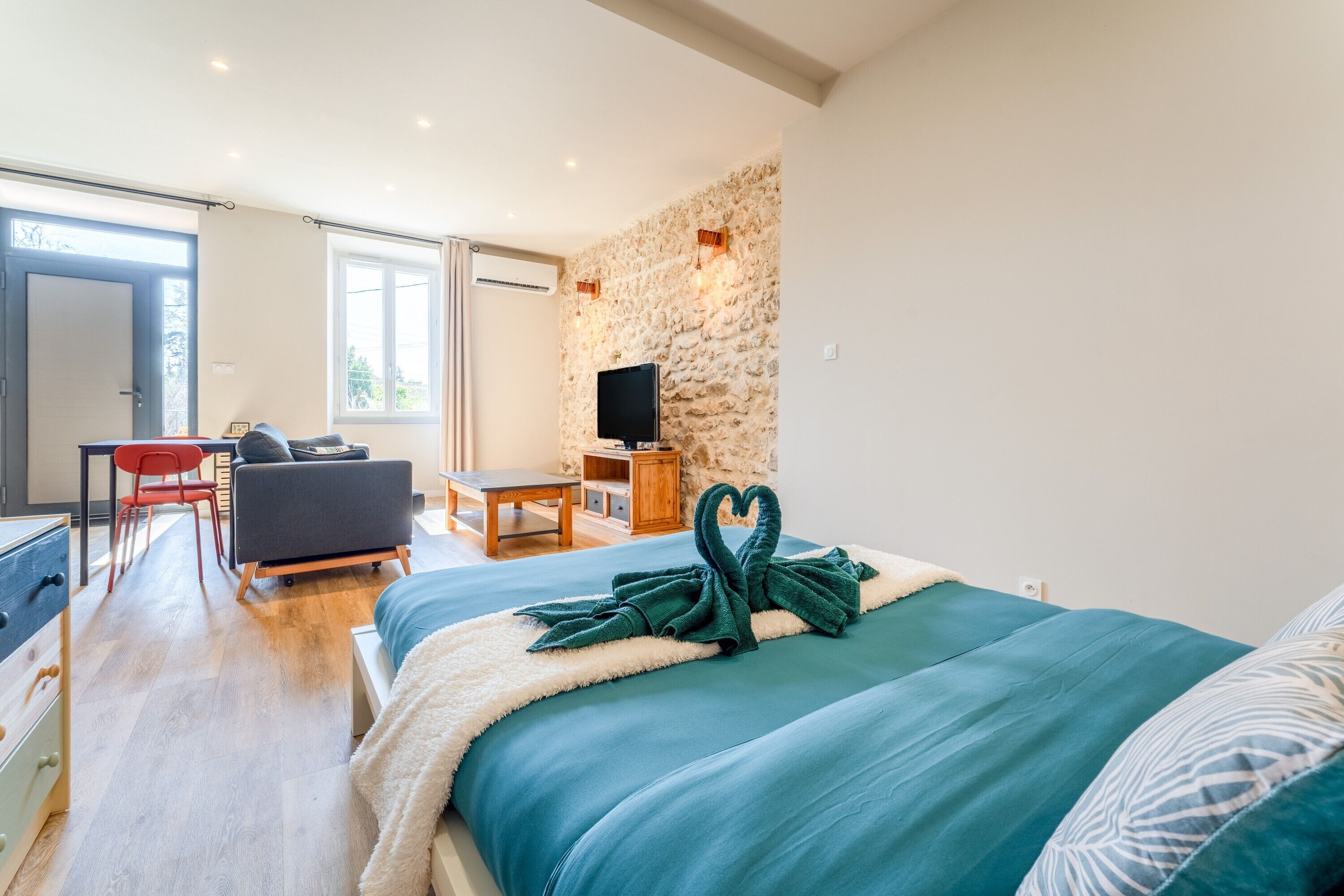 Tabla de planchar con plancha, wifi, ropa de cama