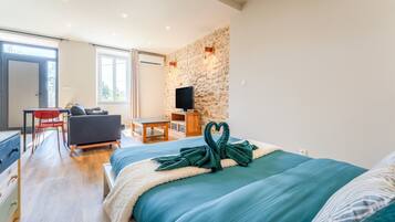 Tabla de planchar con plancha, wifi, ropa de cama