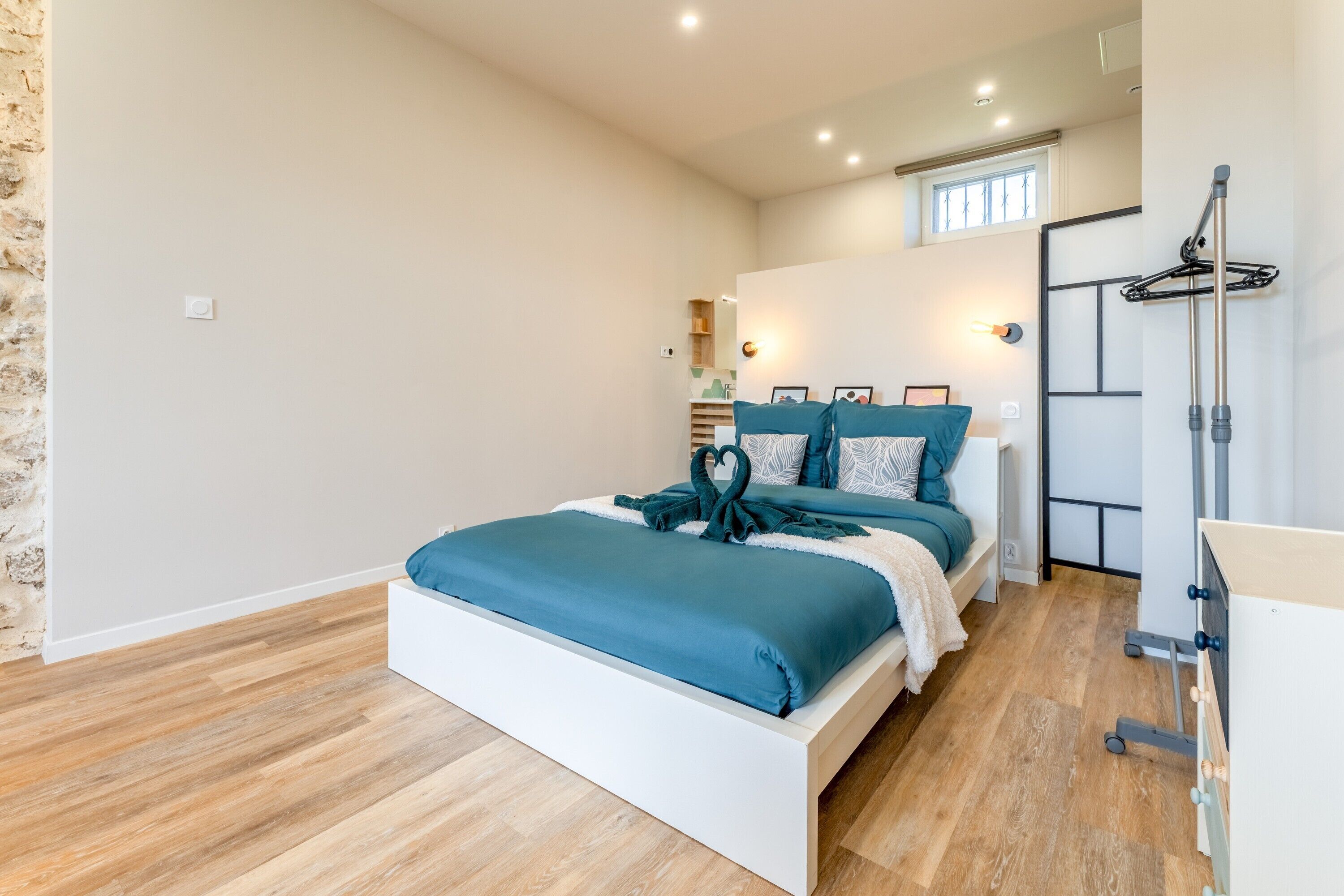 Tabla de planchar con plancha, wifi y ropa de cama 