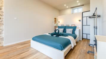 Tabla de planchar con plancha, wifi y ropa de cama