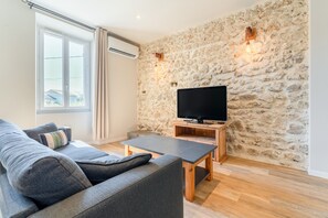 TV - Holiday Home "La halte provençale - Cocooning" with Private Terrace, Wi-Fi & Air Conditioning (Châteaurenard)