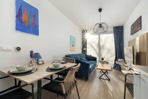 Un espace de vie moderne comprenant un coin repas, un canapé et une cuisine.