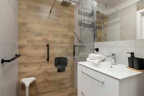 Dusche, Haartrockner, Handtücher, Shampoo