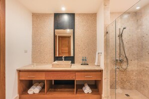 Shower, hair dryer, towels, soap - Luxury Beach Apartment with Hotel Services - Sublime Samana (Las Terrenas)